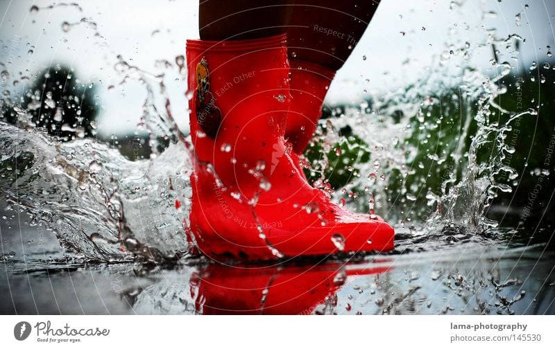 Herbstgeschichten Gummistiefel Stiefel Pfütze spritzen Wassertropfen Regen Unwetter nass spritzig Regenwasser dreckig Stimmung rosa rot springen hüpfen Spielen