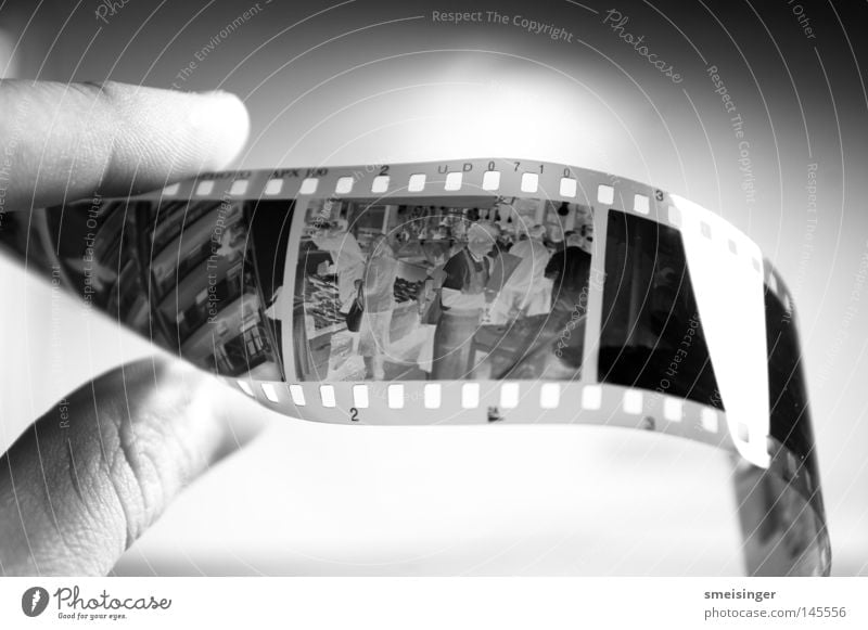 abfotografiertes schwarz-weiß Negativ Freizeit & Hobby Hand Finger festhalten glänzend Sauberkeit negativ Filmmaterial analog Fotografie apx100