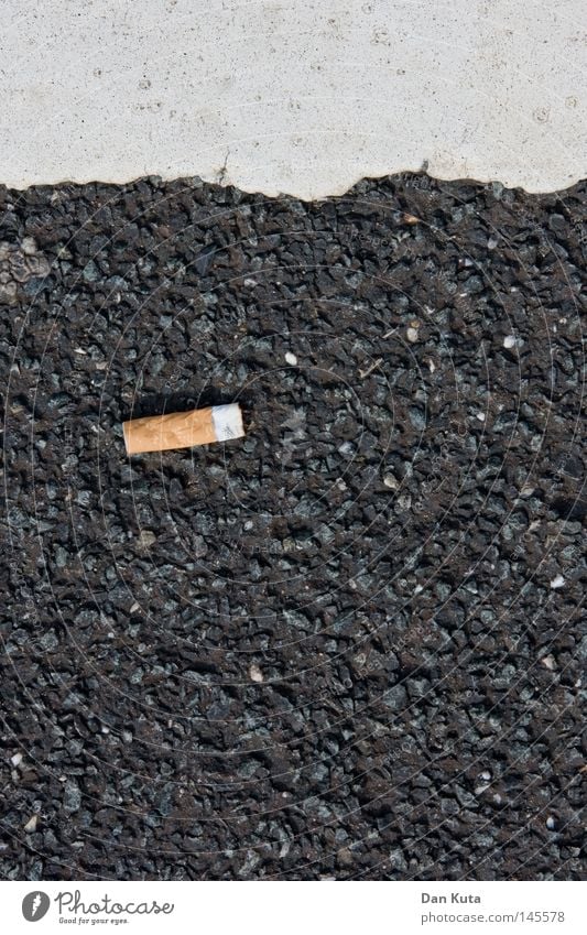 Ordentlich unordentlich Parkdeck parken Asphalt rau steinig Zigarette Tabakwaren Essstäbchen Geometrie graphisch Makroaufnahme Nahaufnahme Bodenbelag Asfalt
