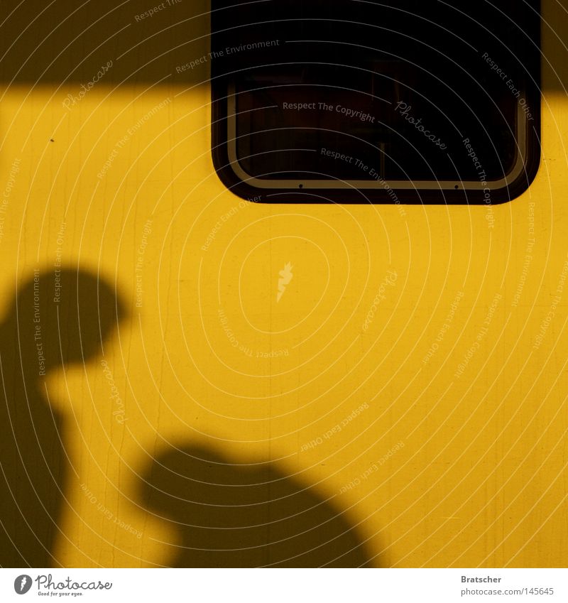 I don't like Mondays. gelb Fenster Schatten Mensch begegnen Vor hellem Hintergrund Textfreiraum Mitte 2 Größenunterschied Silhouette