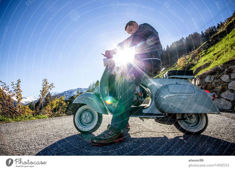 Oldtimer Vespa Motorroller fahren im Sommer Lifestyle Freude Glück Freizeit & Hobby Ausflug Abenteuer Freiheit maskulin Junger Mann Jugendliche 1 Mensch