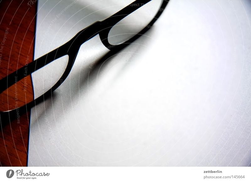 Brille Lesebrille Optiker Optisches Gerät Bruch Licht Linse Glas Brennpunkt Schatten Papier leer weiß Dinge Medien Konzentration fernsehbrille weitsichtig