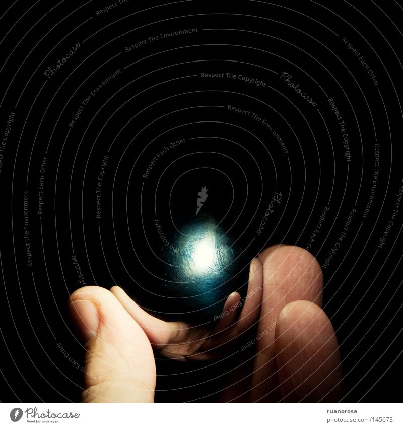 Sfera Hand Finger Reflexion & Spiegelung Fingernagel Nachthimmel Metall obskur Kugel Zifferblatt glänzend schwarz Ball dunkel Oberfläche