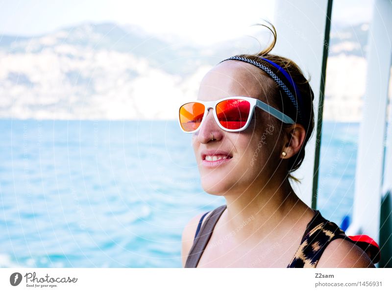 Ahoi. feminin 1 Mensch 18-30 Jahre Jugendliche Erwachsene Natur Wind Wellen Küste Seeufer Gardasee Ohrringe Sonnenbrille Haarband atmen genießen Lächeln Blick