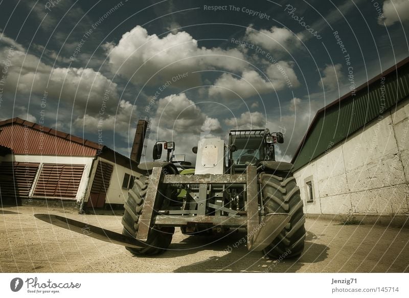 Farmers toy. Stall Bauernhof Maschine Traktor Stapler Himmel Wolken Viehzucht aufräumen Landwirtschaft Ackerbau Kuhstall Landwirtschaftliche Geräte Maschinenbau