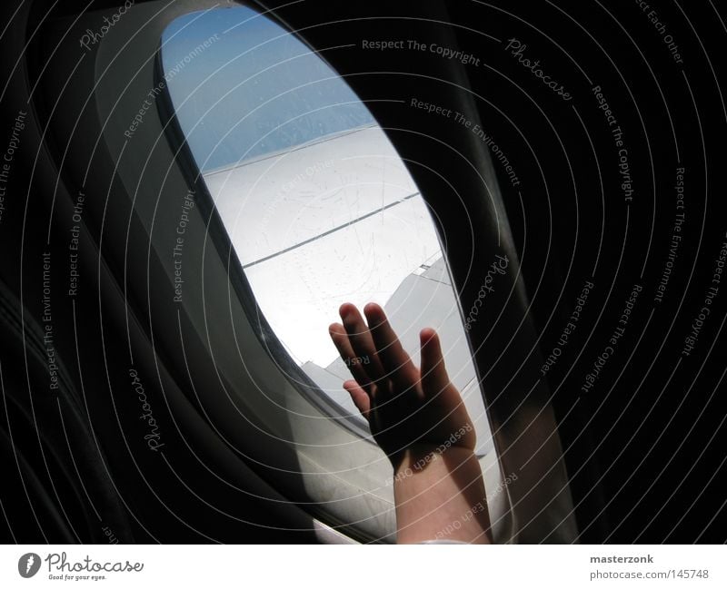 hand on sky Flugzeug Kleinkind Hand Ferien & Urlaub & Reisen Kind Kinderhand Finger Wolken Fenster Flugzeugfenster ruhig Erholung weiß klein winzig im Flugzeug