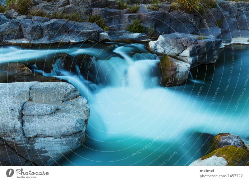 Wasserfall Basaltgestein Natur Landschaft Frühling Felsen Fluss Stein groß Geschwindigkeit Erholung Idylle ruhig stufen Sizilien Italien alcantara Gewässer