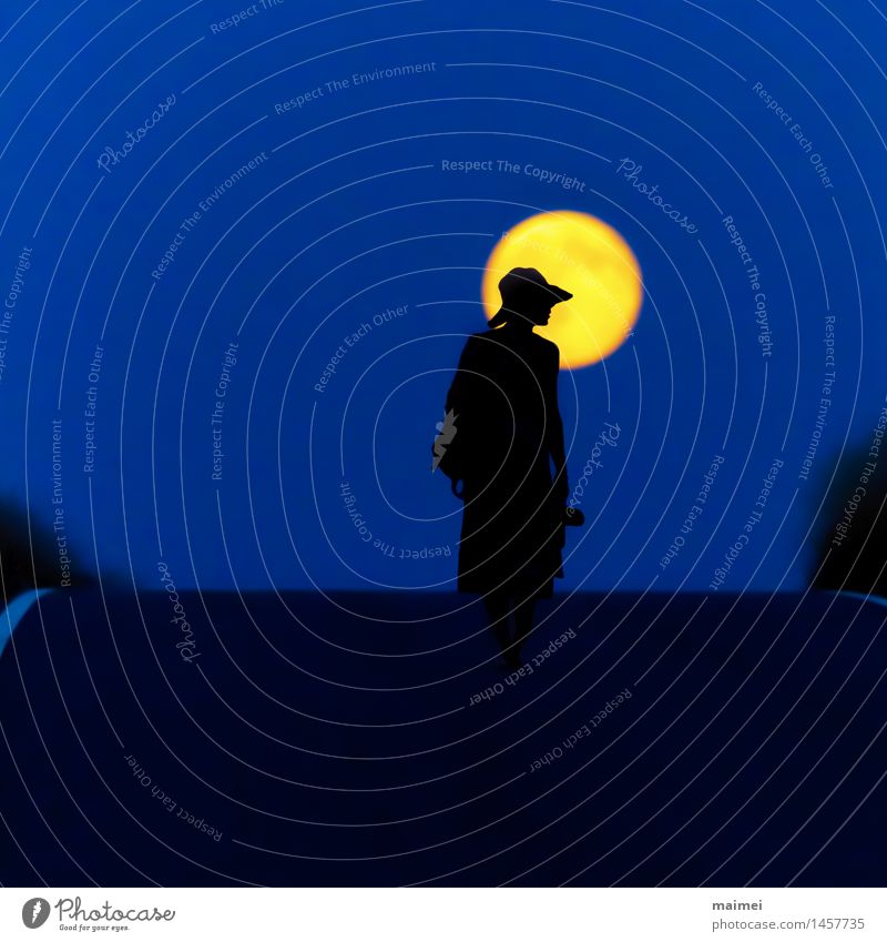 Silhouette auf der Strasse wandern Frau Erwachsene 1 Mensch Natur Mond Vollmond Straße Kleid Tasche Hut gehen Zufriedenheit Gelassenheit Einsamkeit Horizont