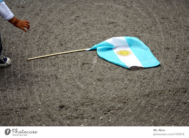 Viva Argentina ! Fahne Nationalflagge Argentinien Südamerika Stock hell-blau weiß grau gelb Streifen Stoff Asphalt Kind Hand Finger greifen Fan
