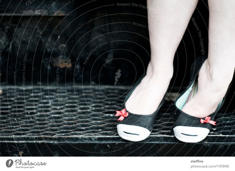 Betty Boop Beine Schuhe Schleife süß Frau feminin Treppe verführerisch schön Bekleidung Handschellen