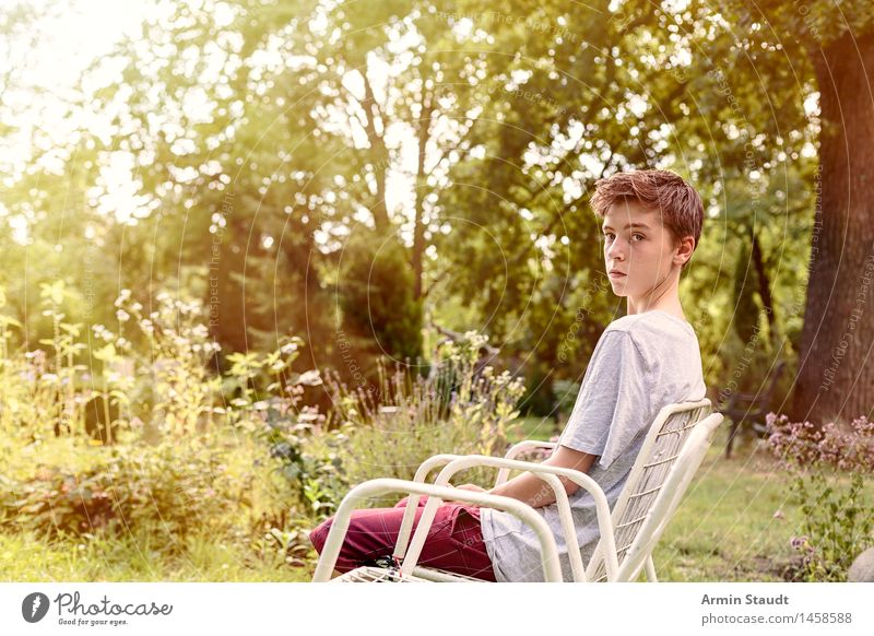 Leerer Stuhl III Lifestyle Erholung ruhig Sommer Garten Mensch maskulin Junger Mann Jugendliche 1 13-18 Jahre Natur Pflanze Schönes Wetter Wiese sitzen