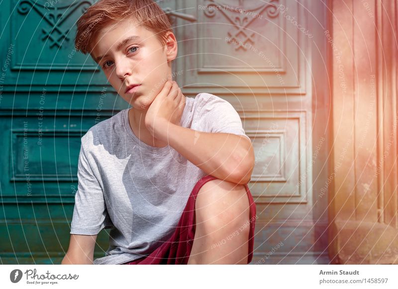 Porträt eines nachdenklichen, sitzenden Teenagers Lifestyle Stil schön Erholung ruhig Sommer Mensch maskulin Junger Mann Jugendliche Hand 1 13-18 Jahre