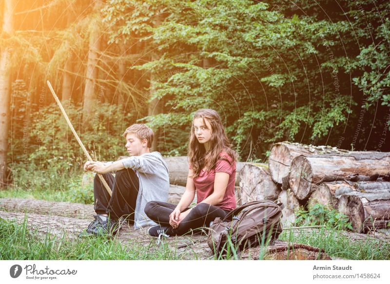 Geschwister sitzen im Wald und machen eine Pause mit schlechter Laune Lifestyle Erholung Windstille Sommer maskulin feminin Junge Frau Jugendliche Junger Mann