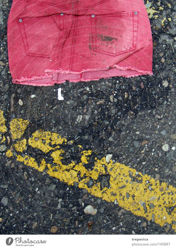 rock Bekleidung feminin dreckig rot Nacht Tasche kaputt Straße gebraucht violence Jeanshose Bodenbelag Einsamkeit alt Kriminalroman