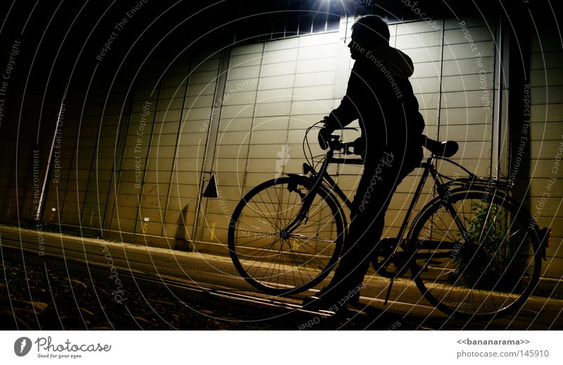 warten auf dem velo Fahrrad Nacht dunkel Licht fahren Mann Wand Lampe kalt Jacke Freizeit & Hobby Schatten sitzen Typ Straße Industriefotografie Speichen Rahmen