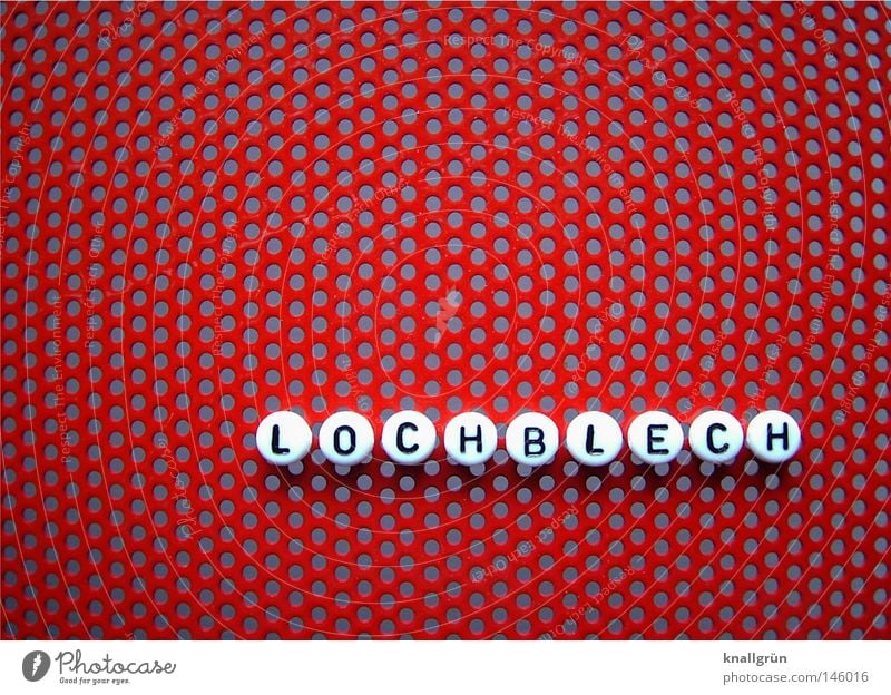LOCHBLECH Lochblech Wort Buchstaben rund rot weiß schwarz Material Metall Metallwaren Beschichtung lackiert obskur Schriftzeichen Perle Gelocht Lackfarbe