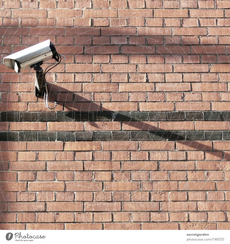 [HH08.3] richtungswechsel. Gebäude Überwachung erfassen Überwachungskamera Haus Backstein Mauer Wand Raum Sommer Elektrisches Gerät Dienstleistungsgewerbe