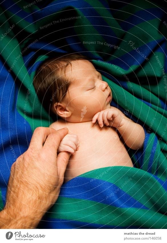 FIRST CONTACT Baby neugeboren Nachkommen Porträt Kindergesicht schlafen träumen ruhig friedlich Zufriedenheit Männerhand Vater Profil geschlossene Augen