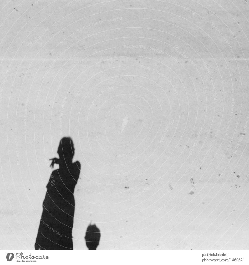 [HH08.3] Schatten Asphalt grau schwarz schemenhaft Platz Sommer Silhouette Mensch gestikulieren Zweifel Fragen Konzentration planen Wege & Pfade Ferne verdeckt