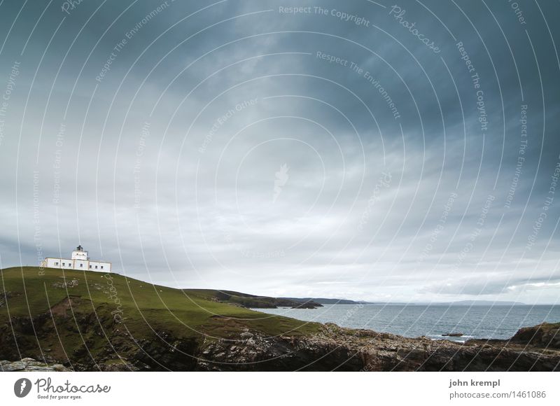 Euch werd ich heimleuchten Natur Landschaft Wolken Wellen Küste Bucht Schottland strathy point Leuchtturm Wahrzeichen Schifffahrt dunkel groß Mut Sicherheit