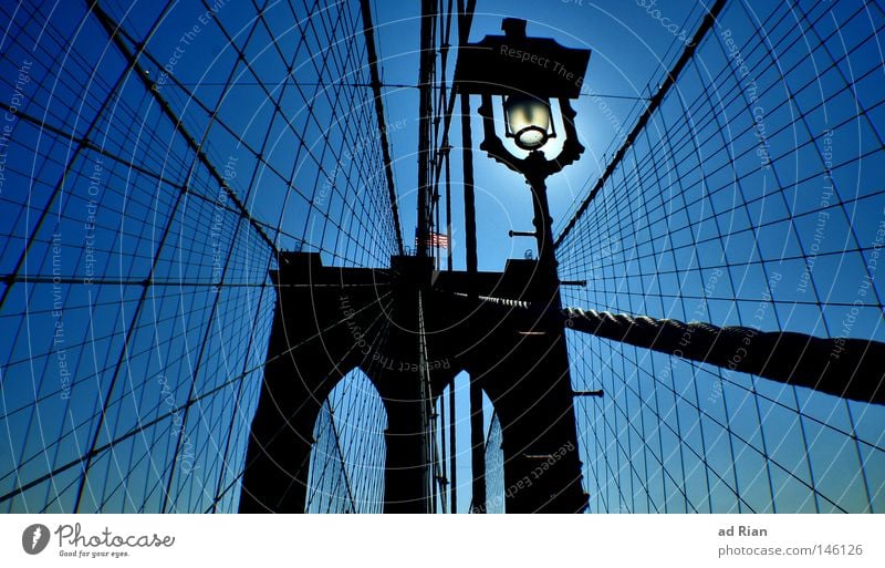 No sleep till Brooklyn Seil Himmel Wolkenloser Himmel New York City Brooklyn Bridge Hafenstadt Brücke Leuchtturm Bauwerk Architektur Mauer Wand Wahrzeichen