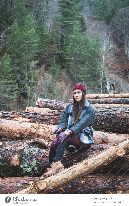 Junge Frau auf Holzklotz Lifestyle schön Erholung wandern Mädchen Erwachsene Natur Herbst Baum Wald Einsamkeit jung laufen rennen Kaukasier eine