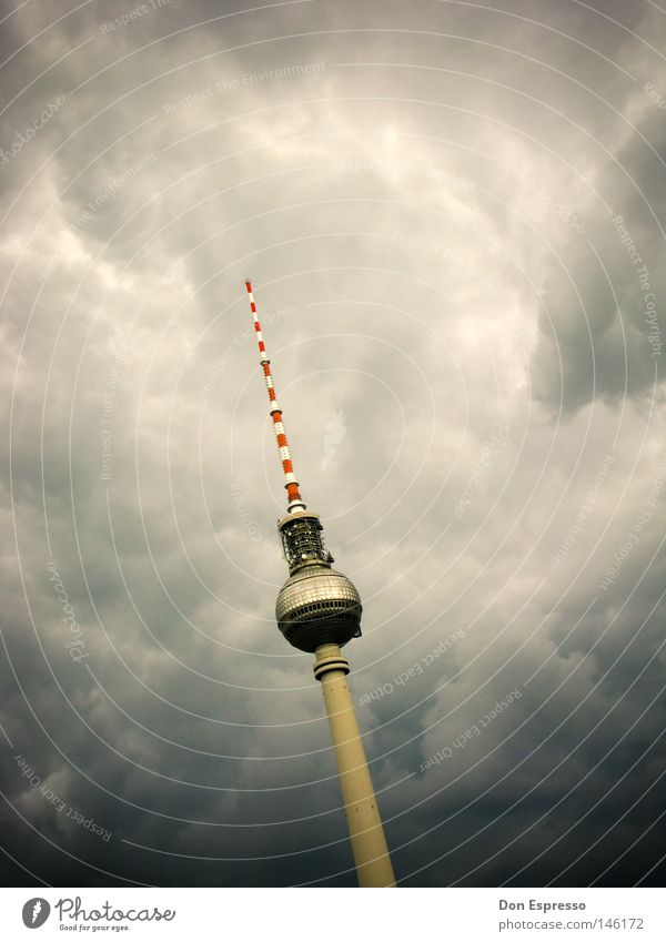 BERLIN THUNDER Fernsehen Himmel Wolken Unwetter Gewitter Hauptstadt Turm Gebäude Antenne Wahrzeichen Denkmal bedrohlich dunkel historisch hoch Spitze Berlin