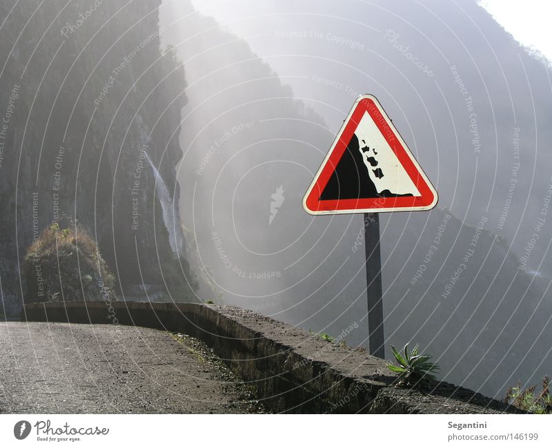 Gefährlicher Weg Wege & Pfade Berge u. Gebirge Straße schmal bedrohlich vertikal Felswand Wasserfall Stein Steinschlag Schilder & Markierungen Madeira