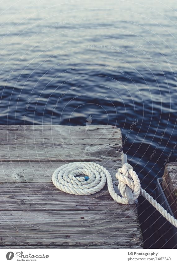 Dock - White Coiled Seil Erholung Wasserfahrzeug Krawatte dunkel weiß Sicherheit beigefügt Bootfahren Gewässer Klampe Rolle aufgerollt tief Saum Schwimmer