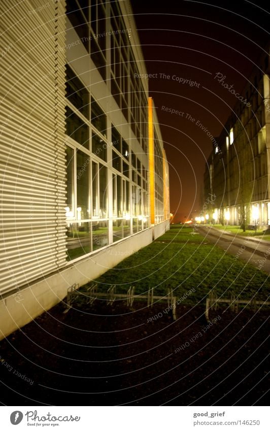 die uni hat wieder begonnen..... Nacht Licht Gras Stadt Haus Fassade Fenster Fahrradständer Kies Chemnitz Lampe Laterne modern Bildung Abend Wege & Pfade Straße