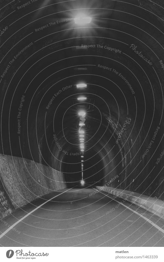 kaum noch zu sehen Straße Tunnel leuchten dunkel schwarz weiß Lampe Schwarzweißfoto Außenaufnahme Menschenleer Textfreiraum links Textfreiraum rechts