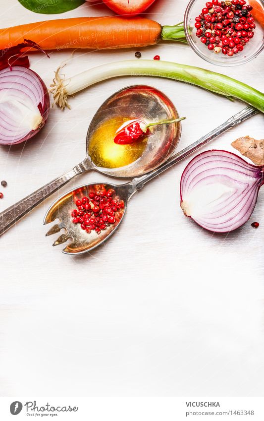 Löffenl mit Öl, Gewürzen und Gemüse Zutaten für gesundes Kochen Lebensmittel Salat Salatbeilage Kräuter & Gewürze Ernährung Bioprodukte Vegetarische Ernährung