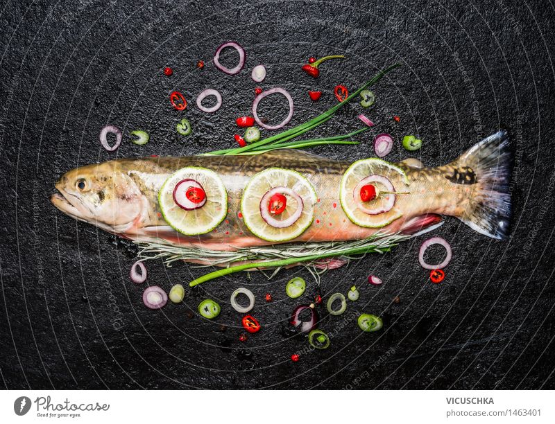 Fisch mit köstlichen gehackten Gewürze. Lebensmittel Gemüse Kräuter & Gewürze Ernährung Mittagessen Abendessen Festessen Bioprodukte Diät Stil Gesunde Ernährung