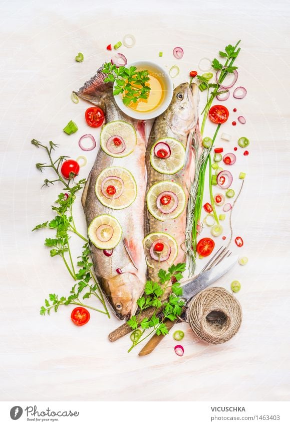 Fisch und leckere Zutaten für gesundes Essen Lebensmittel Gemüse Kräuter & Gewürze Öl Ernährung Mittagessen Abendessen Festessen Bioprodukte