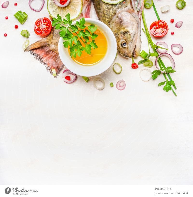 Schwanz und Kopf der Fische mit Öl und Gewürze Lebensmittel Kräuter & Gewürze Ernährung Mittagessen Abendessen Festessen Bioprodukte Vegetarische Ernährung Diät