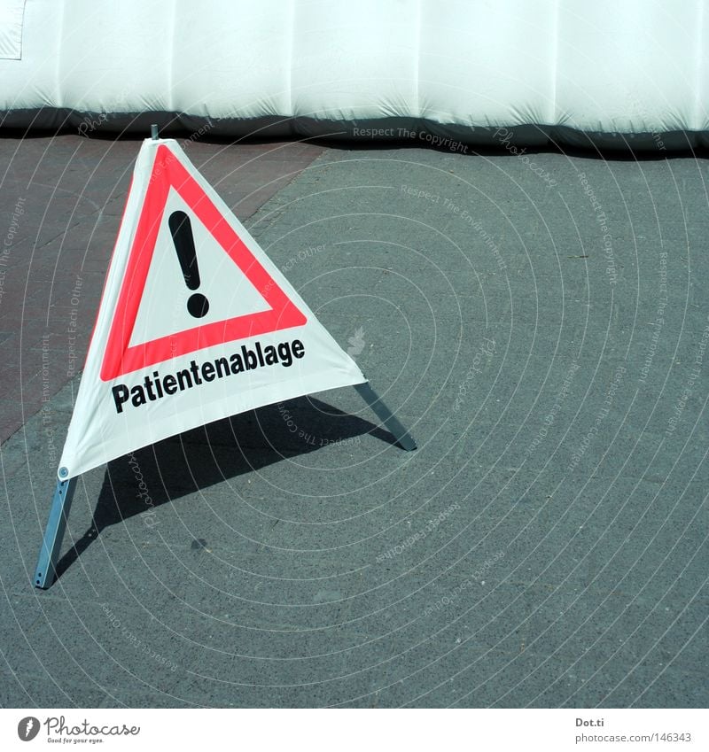 Aus is! Wiesn 2008 Gesundheit Gesundheitswesen Krankheit Straße Schriftzeichen Schilder & Markierungen Hinweisschild Warnschild grau rot weiß Hilfsbereitschaft