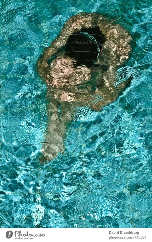 Schläferstündchen Schwimmen & Baden tauchen Schwimmbad Wasseroberfläche Wasserspiegelung Wasserwirbel Textfreiraum unten 1 Mensch einzeln Ein Mann allein