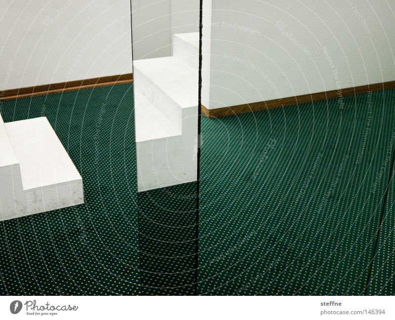 zickzack Spiegel grün weiß Ecke Teppich Detailaufnahme Raum Reflexion & Spiegelung spiegelkabinett verwinkelt Irritation
