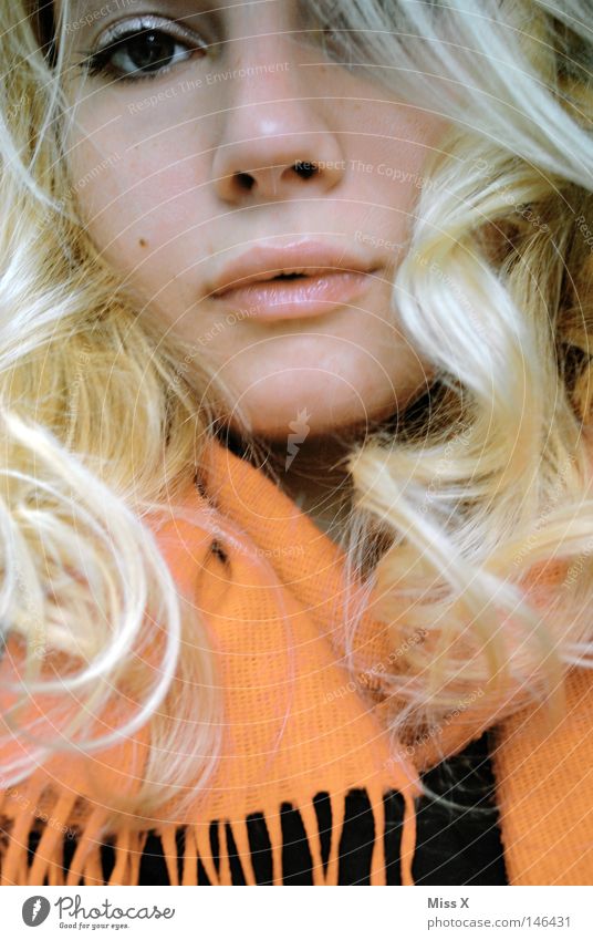 voller Glück und Zuversicht Farbfoto Blick Stil Freude Haare & Frisuren Gesicht feminin Junge Frau Jugendliche Erwachsene Auge Mund 18-30 Jahre Herbst Schal