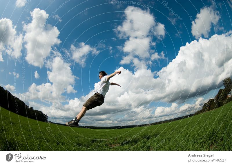 Freiheit (Ein Lebenszeichen) Fischauge Feld Himmel Wolken Mensch Mann Jugendliche blau grün Wiese Horizont Verzerrung fliegen springen Sturz fallen Absturz