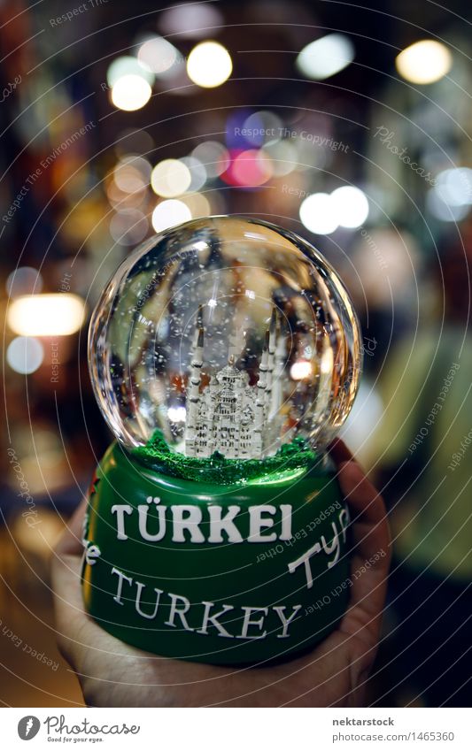 Schneekugel mit Moschee Ferien & Urlaub & Reisen Hand grün Tourist Tiefenschärfe Rechtschreibung Feiertag Istanbul Truthahn Kunstlicht Schwache Tiefenschärfe