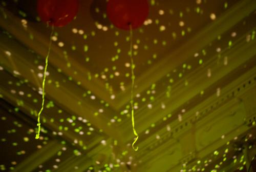 Now and forever. Nachtleben Party Veranstaltung Feste & Feiern Luftballon Discokugel Decke Stuck Verbundenheit Verbindung Lichtspiel Farbfoto Innenaufnahme