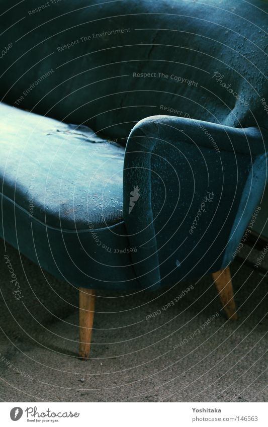 Abandoned Sofa Stuhl ruhig Einsamkeit blau Nostalgie alt kaputt türkis Teppich Zerstörung Sessellehne Stoff Menschenleer Pause Licht Lichteinfall Schatten