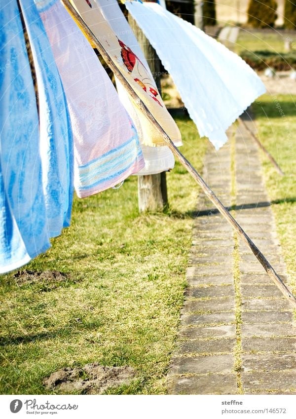 Waschtag Wäsche Waschmaschine aufhängen trocknen Handtuch Bettwäsche Wäsche waschen Wind wehen Wäscheleine Sauberkeit rein Waschmittel Garten Haushalt