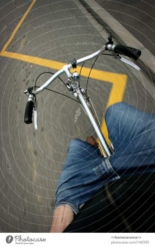 Der Coolste beim Cruisen Fahrrad fahren Hose Bürgersteig gelb Jacke schwarz Gestell freihändig Tour de France Geschwindigkeit Rennrad Dreirad Mann