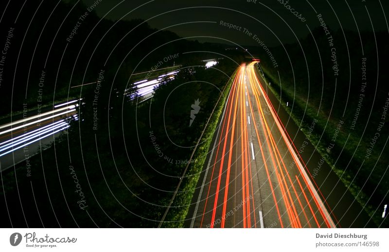 Fäden der Nacht Autobahn Bundesstraße mehrspurig Regen nass Objektiv rot weiß gelb Richtung Langzeitbelichtung Kurve Wegbiegung Leitplanke