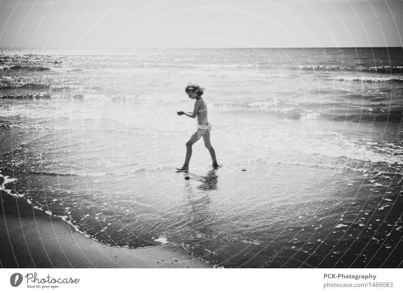 Das Mädchen und das Meer feminin Kind Kindheit 1 Mensch 8-13 Jahre Wasser Frühling Sommer Herbst Wellen Küste Strand Bewegung Blick Schwimmen & Baden Spielen