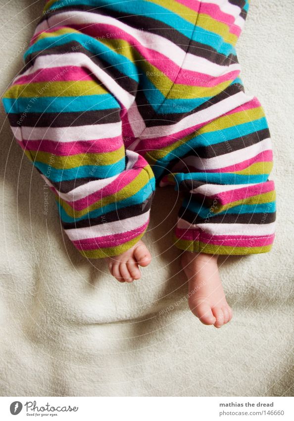 BAGGYSTYLE Baby Nachkommen Kinderbein Kinderfuß Decke Bildausschnitt Anschnitt liegen strampeln Vor hellem Hintergrund Barfuß