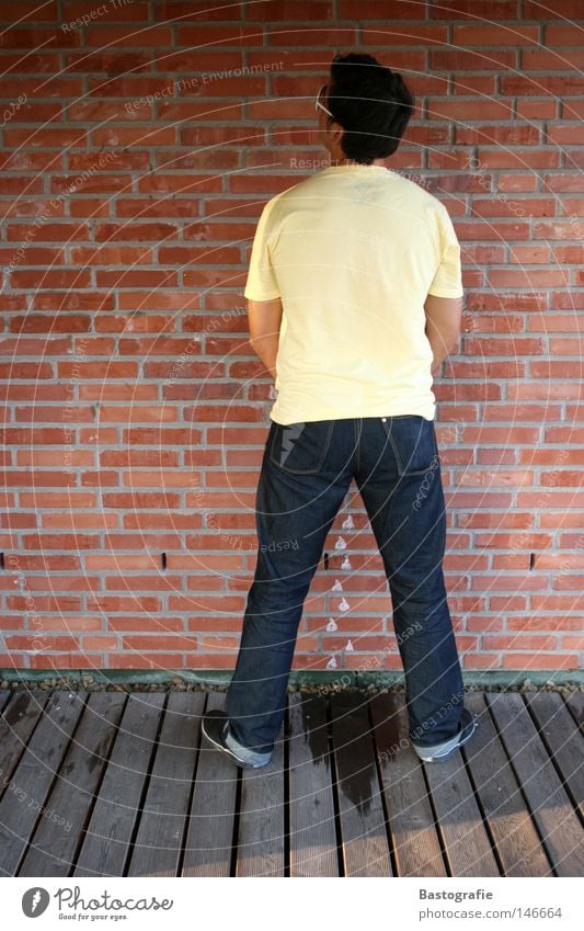 ohne manieren! Comic Anstand urinieren Wand Mauer Backstein Belästigung Mann Bedürfnisse rieseln Rückseite lustig Sonnenbrille gelb rot Muster Haus Freude frech