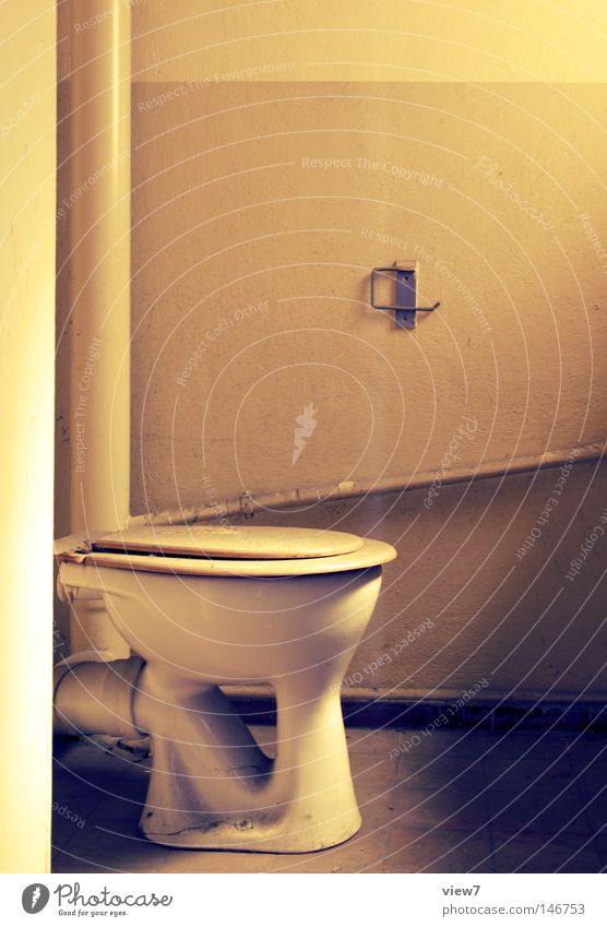Toilettte Bad Toilette Sauberkeit Körperpflegeutensilien alt schließen Zeit vergessen Einsamkeit Fußgängerübergang Geschirr Stuhlgang Cross Processing Farbfoto